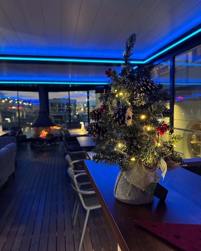 The pergola terrace with a Christmas tree and log fire